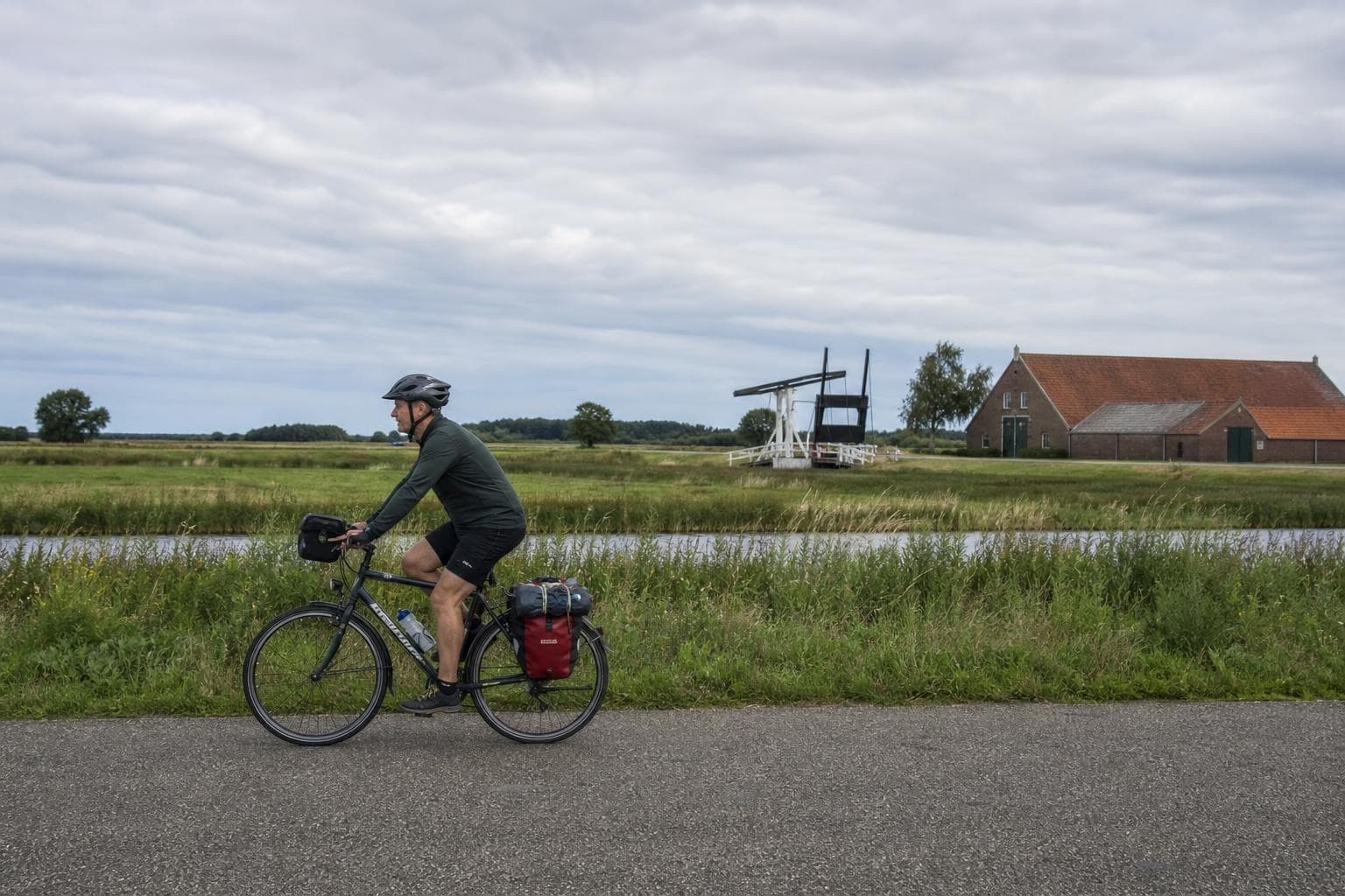 Von Emden nach Delfzijl durch Moorlandschaften und Hafenstädte